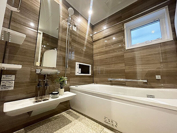 一日の疲れを癒してくれるゆったりとしたバスルームです。　パネルのブラウンが良い雰囲気 