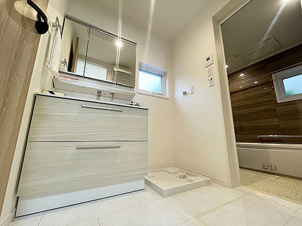 使いやすいタイプの洗面化粧台のあるランドリースペース 