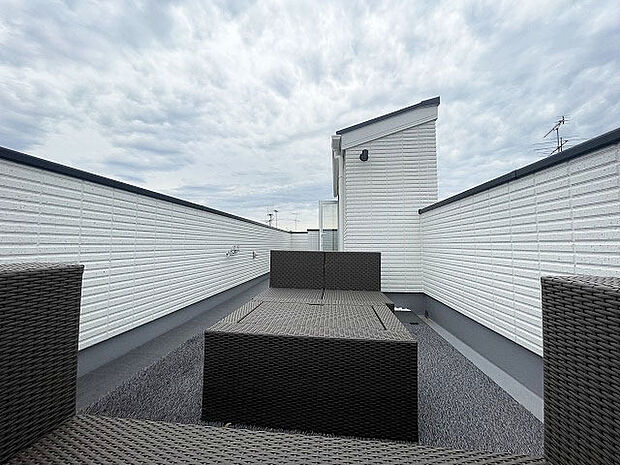 朝のひと時にコーヒーを飲みながら新鮮な空気を吸う、バルコニーでの過ごし方は様々です。自分だけの小さなオアシスとして、日常の喧騒を忘れる場所になるかもしれません。 