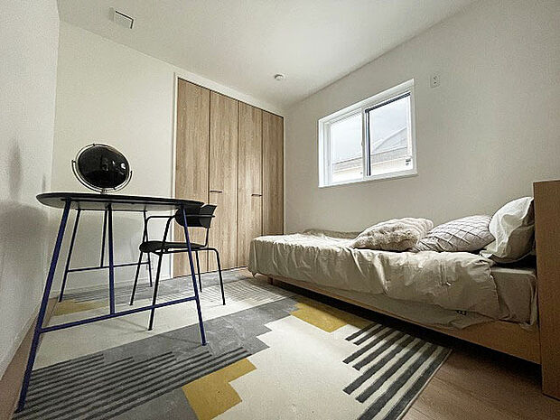 スマートなデザインと賢い収納が生活を快適にします。広々とした雰囲気を演出する工夫が施され、生活空間の魅力を引き出します。  