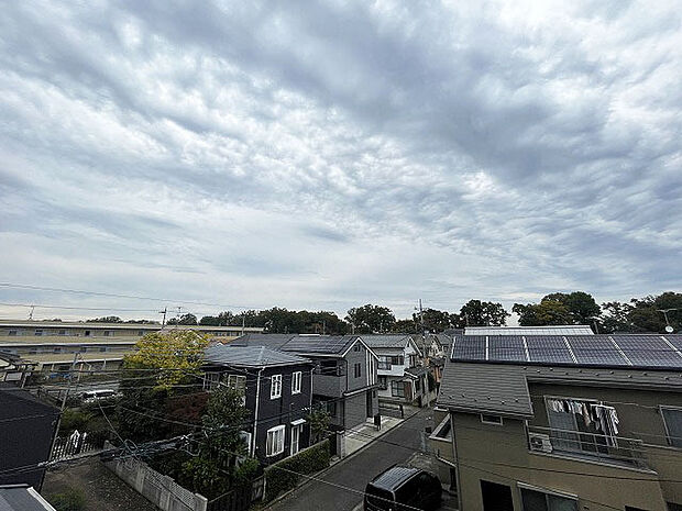 ルーフバルコニーからの眺望です。開放感のある眺め。 