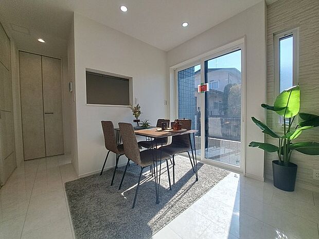 家族が一番集まる場所だから広々としつつも素敵な空間であって欲しい。みんながくつろぐリビングからキッチンまでが一つの空間のように繋がる間取り。  