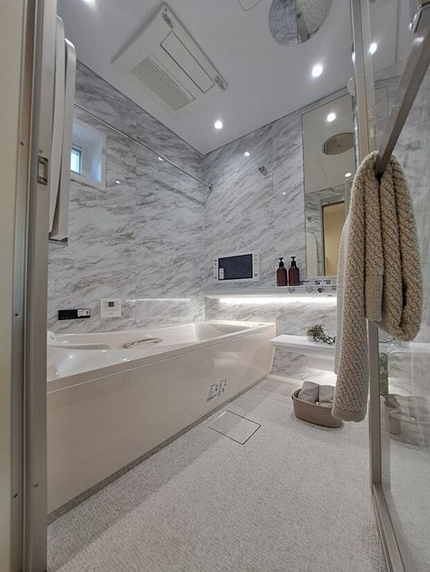 一日の疲れを癒してくれるゆったりとしたバスルームです。 