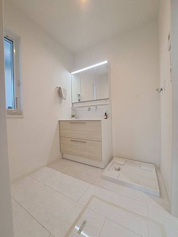 使いやすいタイプの洗面化粧台のあるランドリースペース 