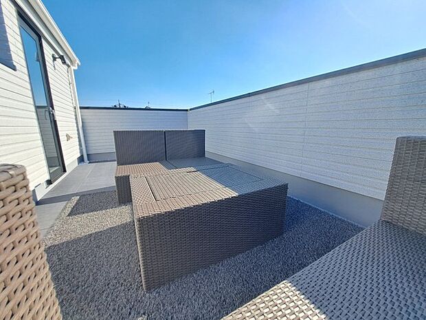 季節の変化や天気の良い日には、バルコニーでの時間が心地よく、気分をリフレッシュさせることができます。 