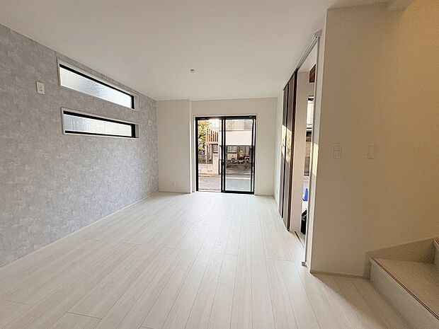 ゆとりのあるサイズのリビングダイニング。 お食事スペースと、お寛ぎ空間を分けてご利用可能。 少し大きめのソファーを置いて、 一家団欒なお時間をご共有ください。