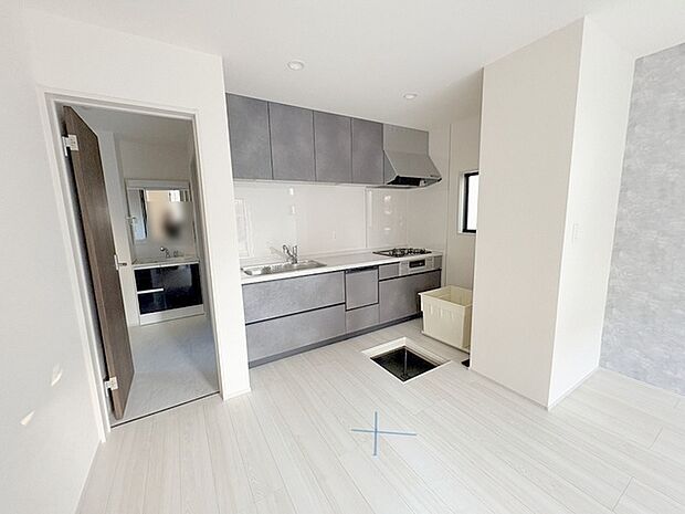 家族が食事するダイニングスペースをキッチンから見渡せる設計に。お料理をしながら家族とのコミュニケーションが増えそうな予感。