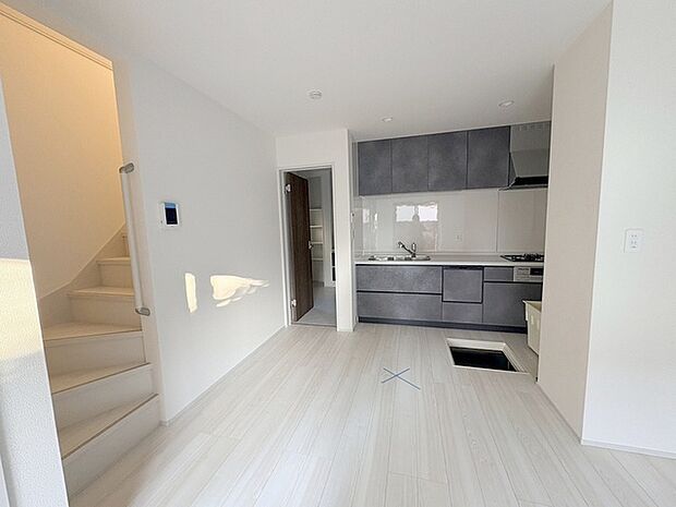 実際に室内をご見学頂くと生活のイメージが広がると思います。家具を置いたイメージや窓からの景色など。周辺で販売に出している物件も一緒にまとめてご見学頂き、比較する事もできます。