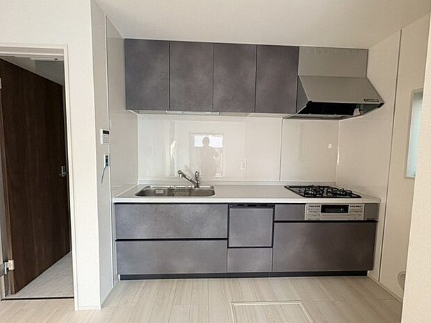 キッチンは、カウンターや壁付けタイプ、アイランドタイプ様々なパターンが御座います。