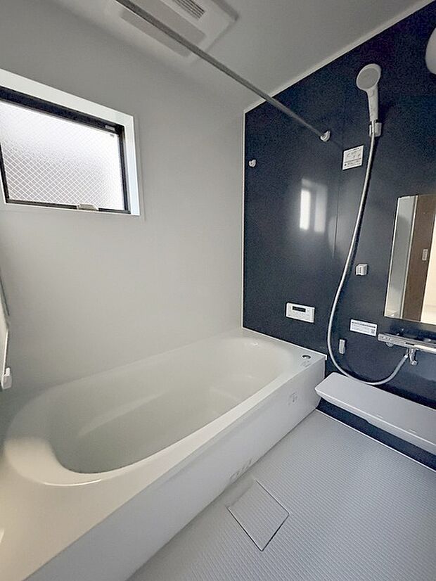 一日の疲れを癒してくれるゆったりとしたバスルームです。