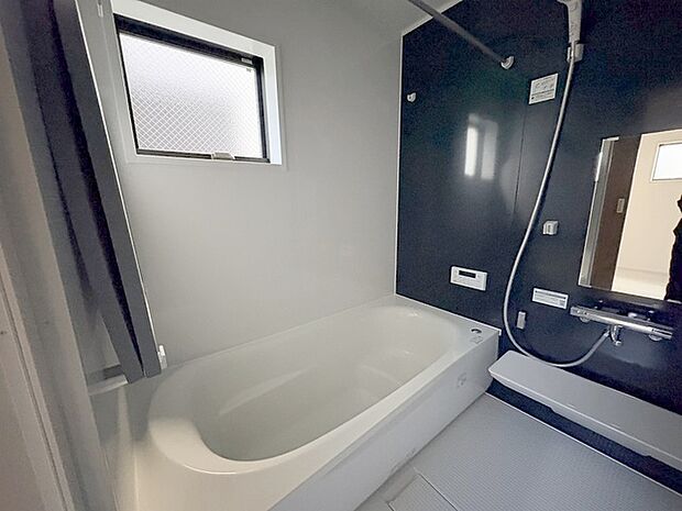 浴室乾燥機の他にも開口部のある浴室スペース。 お風呂上がりの湿気も、窓を開けておくことで改善可能。 お湯につかりながら、ちょっとした露天気分?