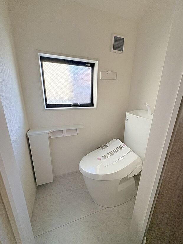 トイレにはウォシュレット機能を標準装備。