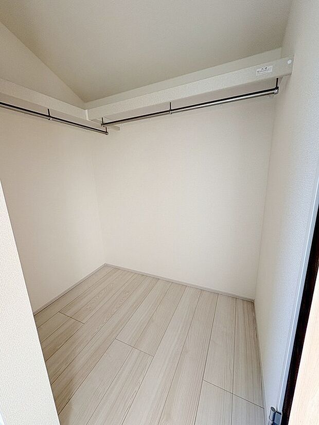 沢山の洋服も収納できそうなウォークインクローゼット。荷物の多い方には嬉しい設計。