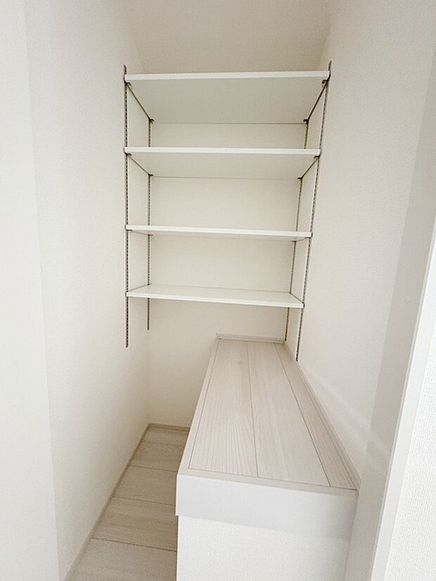 豊富な収納スペースもこの物件の特長の一つ。各所に収納が完備されており、生活をスッキリと整えることができます。