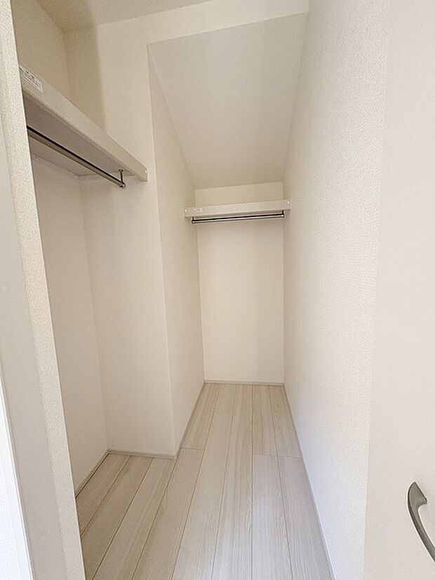 スタイリッシュなデザインと快適な居住性を兼ね備えた洋室。広々とした空間は、自分らしいインテリアを楽しむことができるほか、リラックスした時間を過ごすことができそうです。