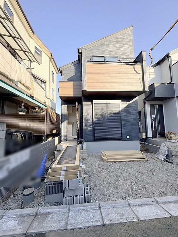 周辺の街並みの中で適度な主張、生活に溶け込むシンプルなデザインの外観が魅力の一戸建です。