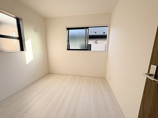 洋室はモダンなデザインと機能性を備え、快適な生活空間に。明るい窓から差し込む自然光が広々とした空間をさらに明るく開放的に感じさせます。