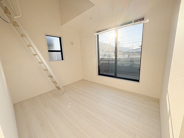 吹抜けの空間を意識した開放感のある間取り。そして上部にロフトを配置。スタイリッシュかつ収納も豊富で長く機能的に住める家を目指して。