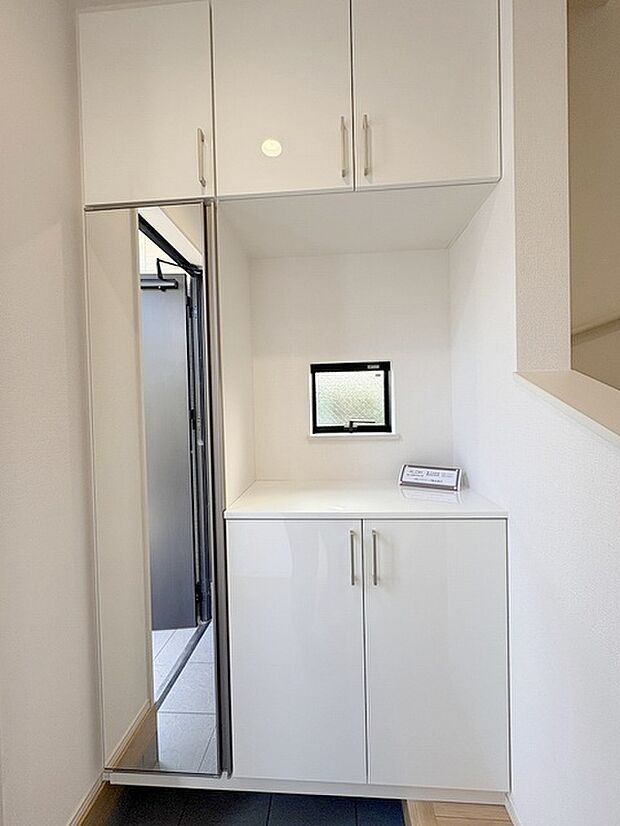 コンパクトながらも、使い勝手の良い玄関スペース。明るいデザインと、収納スペースを効果的に配置することで、使い勝手を最大限に引き出しています。 