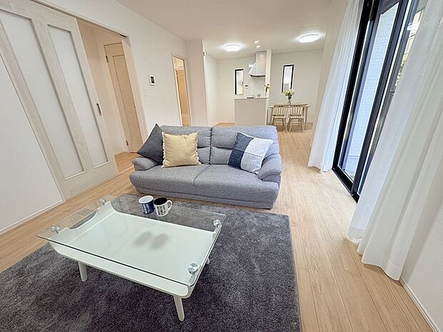 家族が一番集まる場所だから広々としつつも素敵な空間であって欲しい。みんながくつろぐリビングからキッチンまでが一つの空間のように繋がる間取り。 