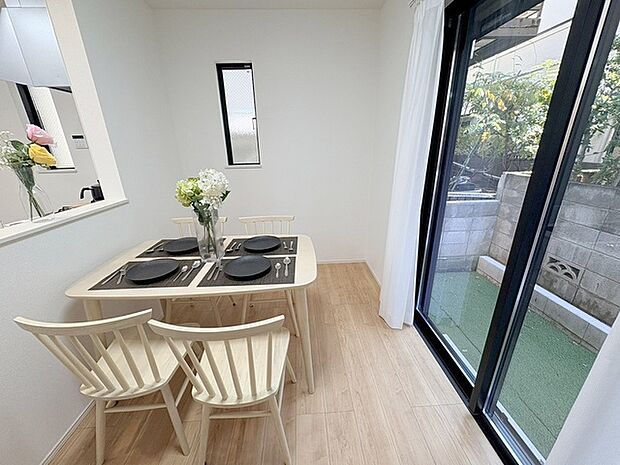 実際に室内をご見学頂くと生活のイメージが広がると思います。家具を置いたイメージや窓からの景色など。周辺で販売に出している物件も一緒にまとめてご見学頂き、比較する事もできます。