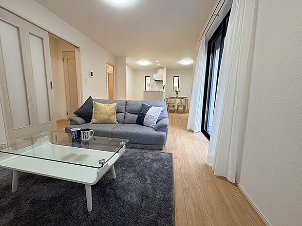 家族の集まるリビングは気持ちの良い自然光が差し込む団欒空間。室内のご見学予約も随時、受付中ですのでお気軽にお問合せください。 