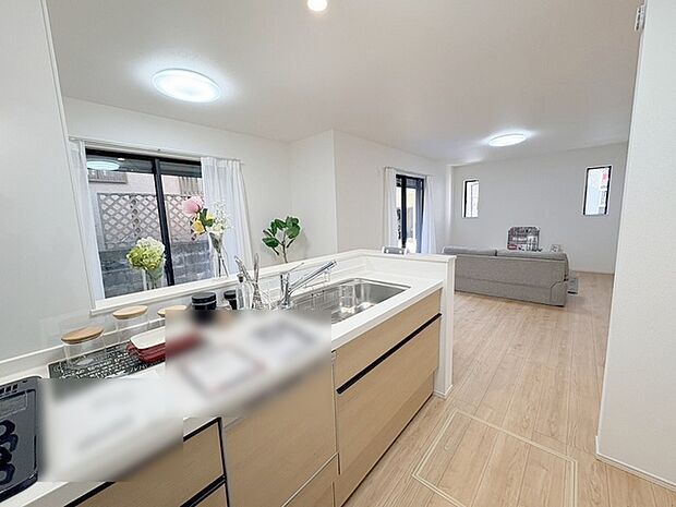 カウンターキッチンならではの開放的な見通し、全体が見渡せることでご家族の団欒スペースもより明るく笑顔が溢れる空間となります。 