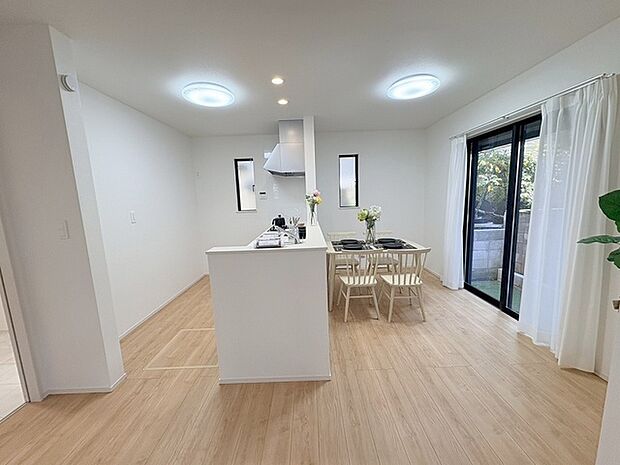 家族が食事するダイニングスペースをキッチンから見渡せる設計に。お料理をしながら家族とのコミュニケーションが増えそうな予感。 