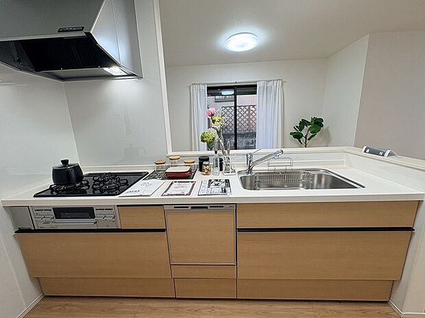 お料理をしながらリビングの家族やゲストとの会話が楽しめるカウンタータイプのキッチン。毎日のお料理を楽しく快適に。