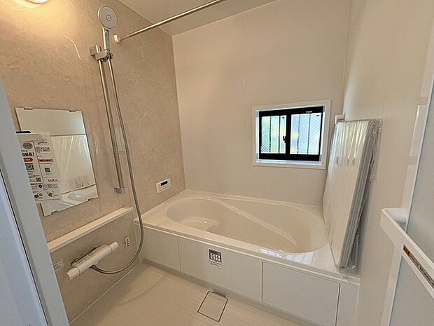 一日の疲れを癒してくれるゆったりとしたバスルームです。 