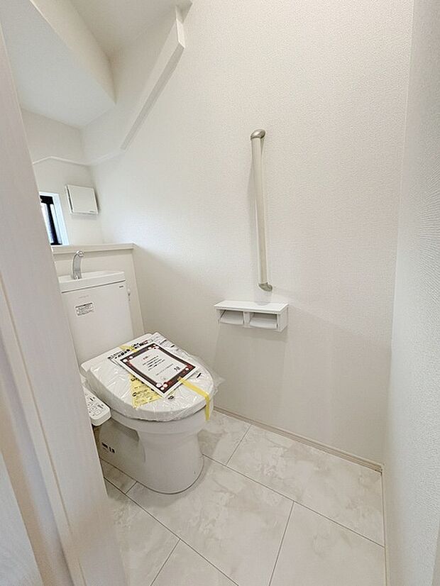 階段下を有効活用したトイレスペース。 便座はもちろんウォシュレット。  