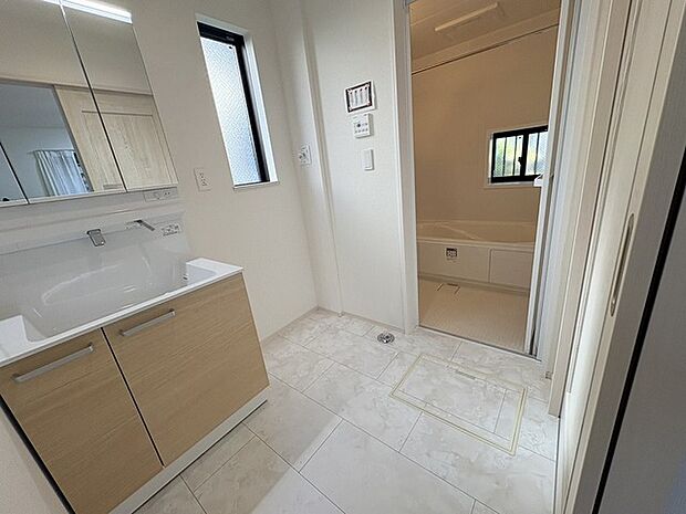 使いやすいタイプの洗面化粧台のあるランドリースペース 