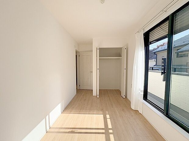 各所に効率的に配置された収納スペースがあり、日常のモノをすっきりと収納できます。 