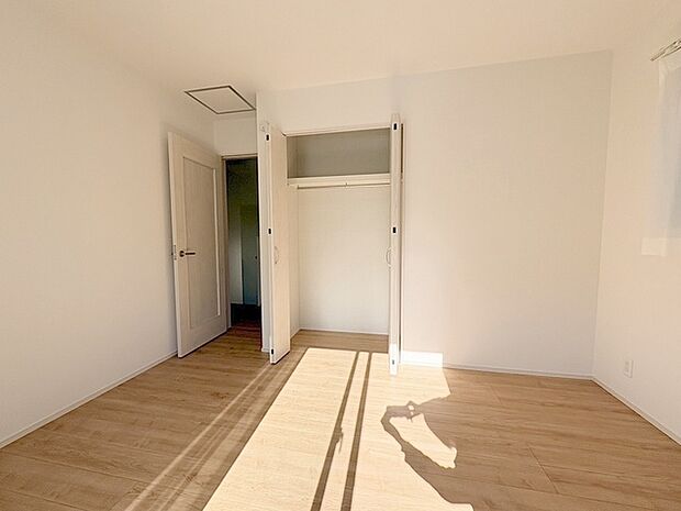 豊富な収納スペースもこの物件の特長の一つ。各所に収納が完備されており、生活をスッキリと整えることができます。