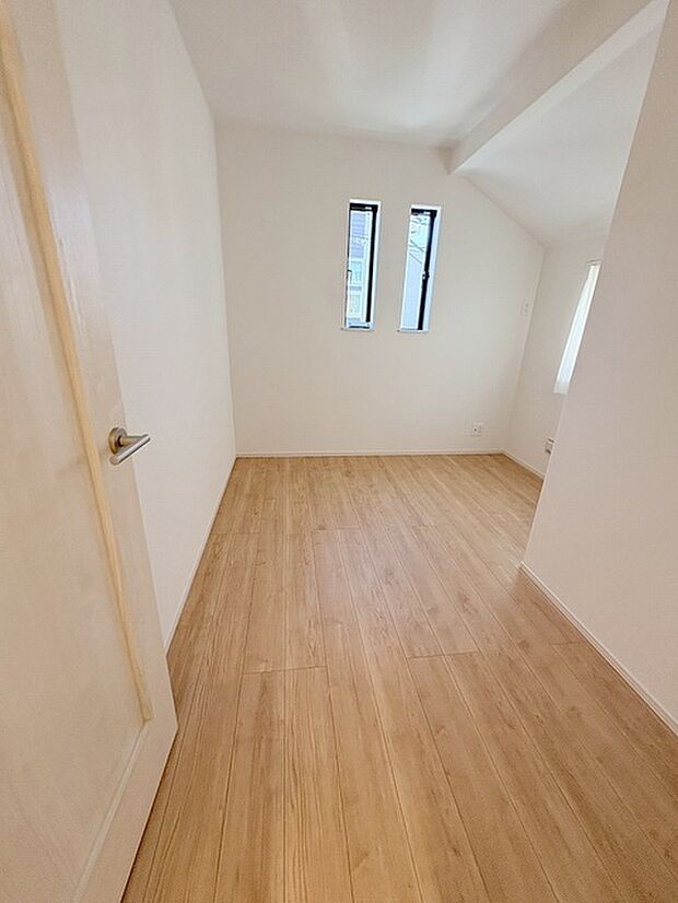 洋室はモダンなデザインと機能性を備え、快適な生活空間に。明るい窓から差し込む自然光が広々とした空間をさらに明るく開放的に感じさせます。  