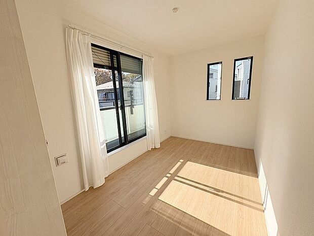 スマートなデザインと賢い収納が生活を快適にします。広々とした雰囲気を演出する工夫が施され、生活空間の魅力を引き出します。  