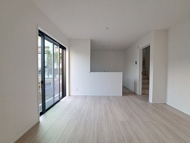 家族が食事するダイニングスペースをキッチンから見渡せる設計に。お料理をしながら家族とのコミュニケーションが増えそうな予感。 