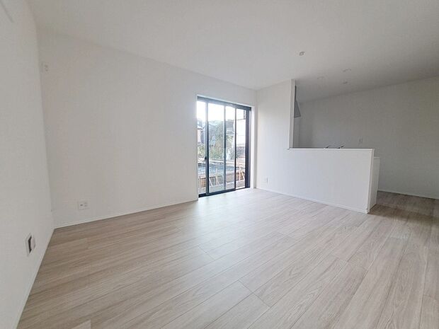 実際に室内をご見学頂くと生活のイメージが広がると思います。家具を置いたイメージや窓からの景色など。周辺で販売に出している物件も一緒にまとめてご見学頂き、比較する事もできます。