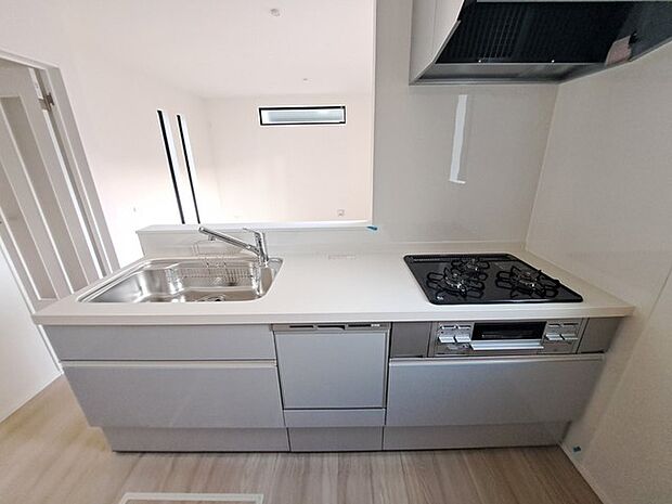 お料理をしながらリビングの家族やゲストとの会話が楽しめるカウンタータイプのキッチン。毎日のお料理を楽しく快適に。 