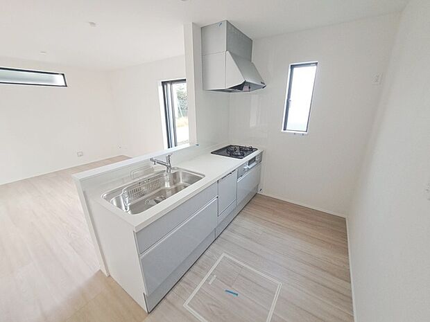 キッチンコンロスペースの近くには、空気の入れ替えが可能な開口部を設置！！ お料理をする際には、換気扇を回しながら匂いが籠らない様に開放してお料理もお楽しみ頂けます。 