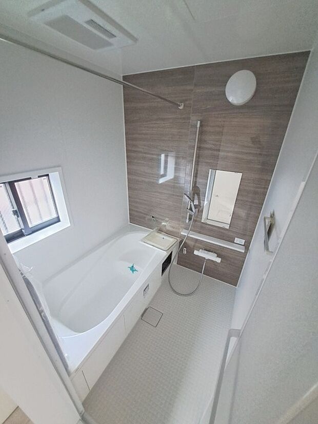 一日の疲れを癒してくれるゆったりとしたバスルームです。 