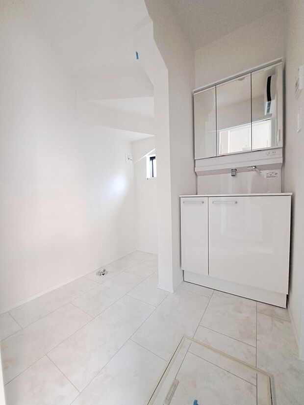 三面鏡に洗面台。 コンセントに照明機能、多機能性を備えた設備です。  