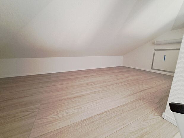 大きな屋根裏部屋はなんだかワクワクしてしまうスペース。季節物の収納など色々な用途に利用できそうな予感。 