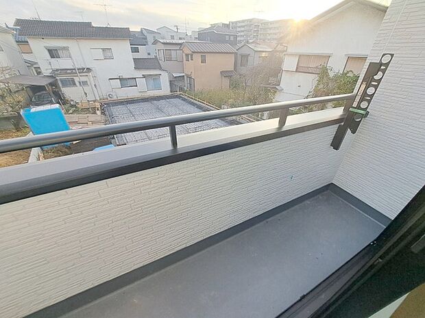 季節の変化や天気の良い日には、バルコニーでの時間が心地よく、気分をリフレッシュさせることができます。 