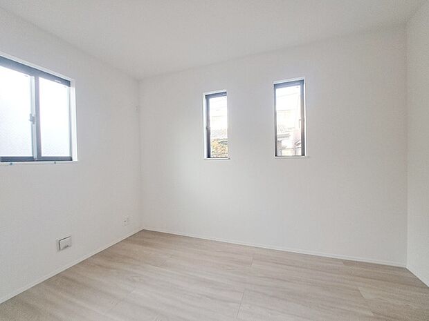 洋室はモダンなデザインと機能性を備え、快適な生活空間に。明るい窓から差し込む自然光が広々とした空間をさらに明るく開放的に感じさせます。  