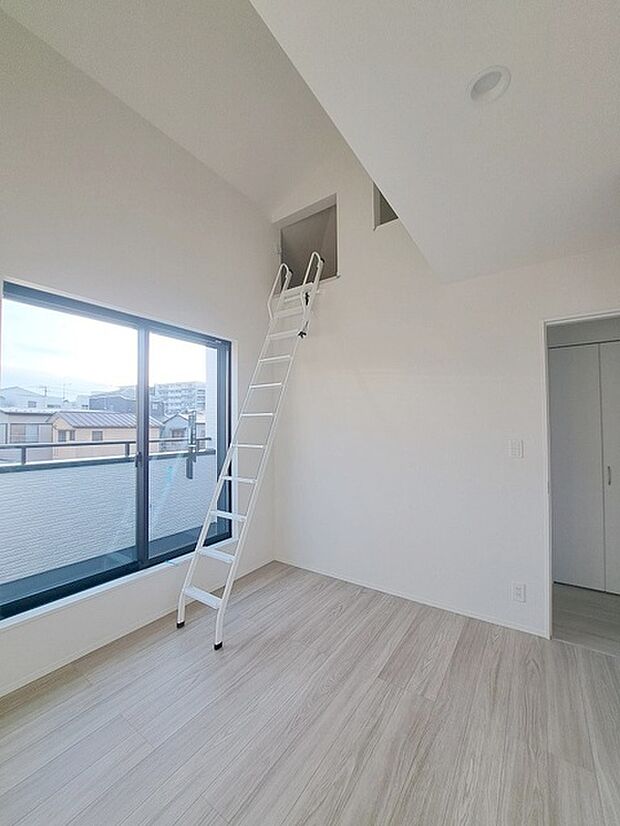 吹抜けの空間を意識した開放感のある間取り。そして上部にロフトを配置。スタイリッシュかつ収納も豊富で長く機能的に住める家を目指して。 