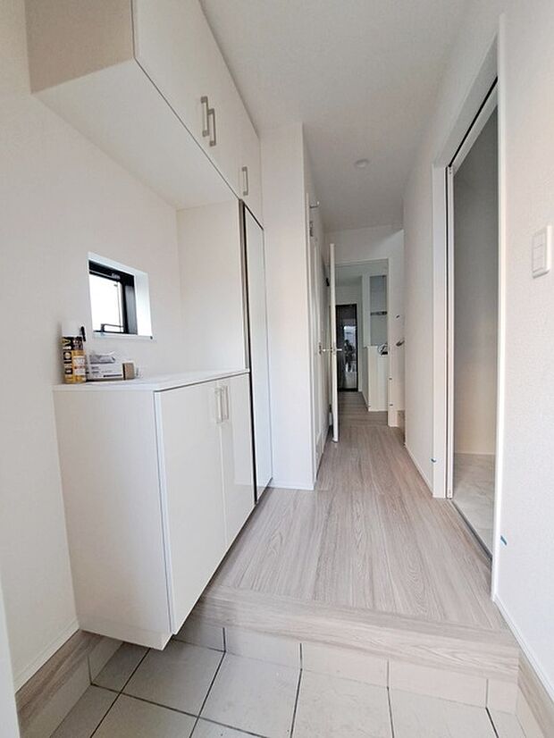 玄関は家の第一印象を左右する重要な場所。ほどよい広さとスタイリッシュな色遣いが印象的です。 