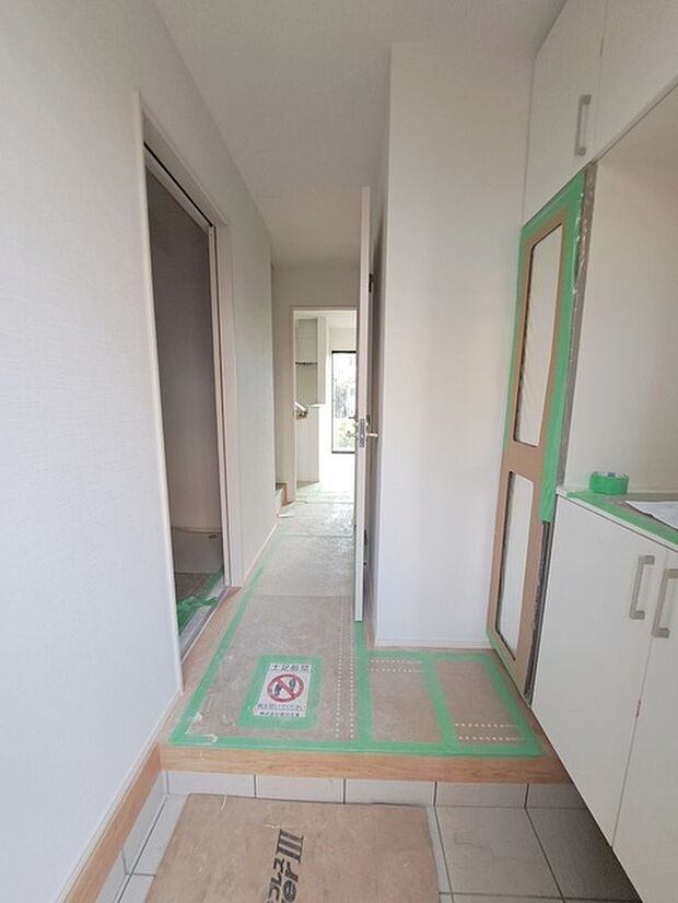 玄関は家の第一印象を左右する重要な場所。ほどよい広さとスタイリッシュな色遣いが印象的です。