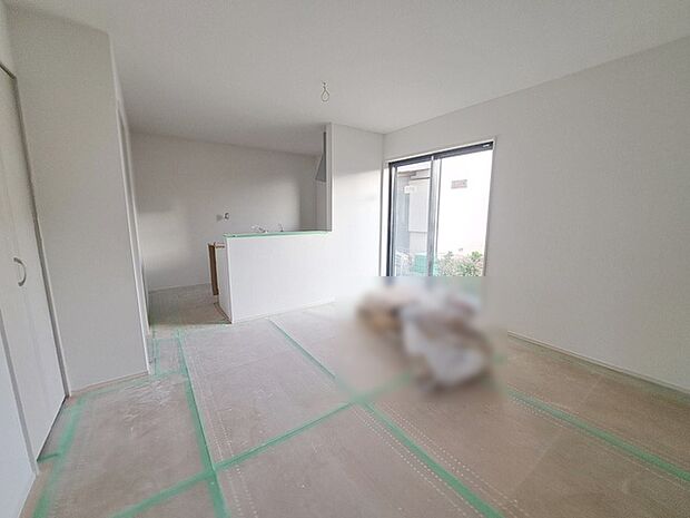 家族が食事するダイニングスペースをキッチンから見渡せる設計に。お料理をしながら家族とのコミュニケーションが増えそうな予感。