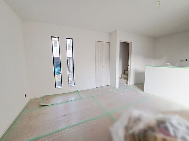 実際に室内をご見学頂くと生活のイメージが広がると思います。家具を置いたイメージや窓からの景色など。周辺で販売に出している物件も一緒にまとめてご見学頂き、比較する事もできます。